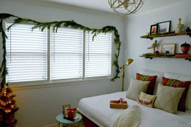 Christmas in the Guest Bedroom | www.chatfieldcourt.com