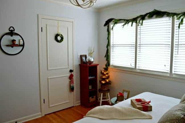 Christmas in the Guest Bedroom | www.chatfieldcourt.com