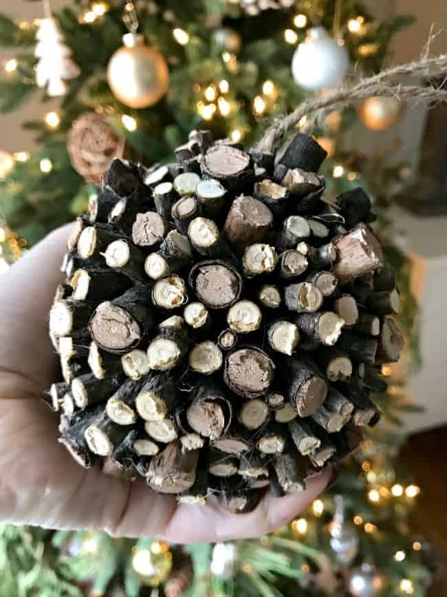 A simple, fun and totally free Christmas craft. A DIY rustic ornament using sticks, jute twine and glue. 