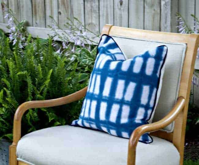 Tie Dye Pillow Cover Tutorial | www.chatfieldcourt.com