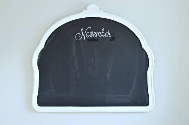 Easy chalkboard calendar November | www.chatfieldcourt.com