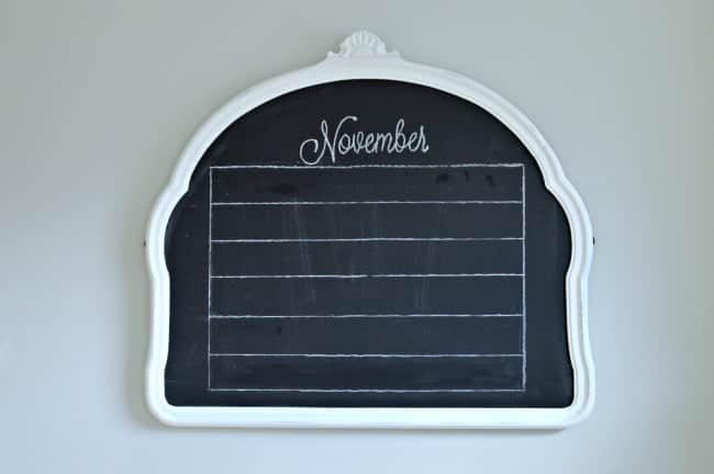 Easy chalkboard November calendar drawing lines | www.chatfieldcourt.com