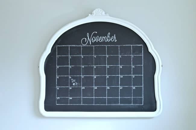 Easy chalkboard November calendar | www.chatfieldcourt.com