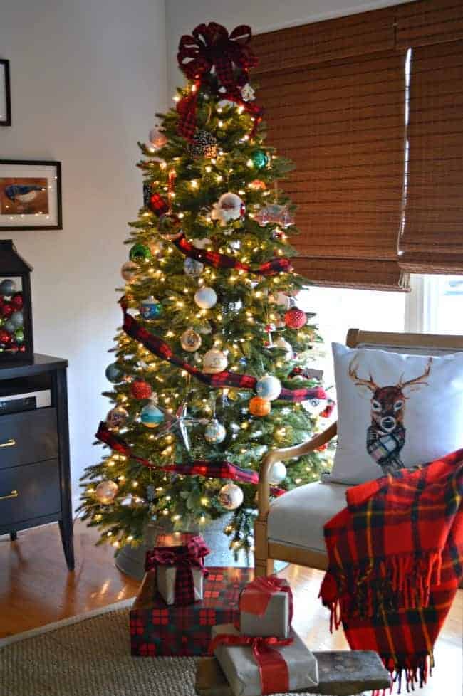 A Christmas living room tree with plaid and red. | www.chatfieldcourt.com