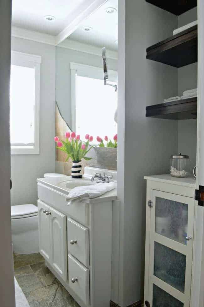 A small home tour with useful storage tips for living with a small bathroom. | www.chatfieldcourt.com