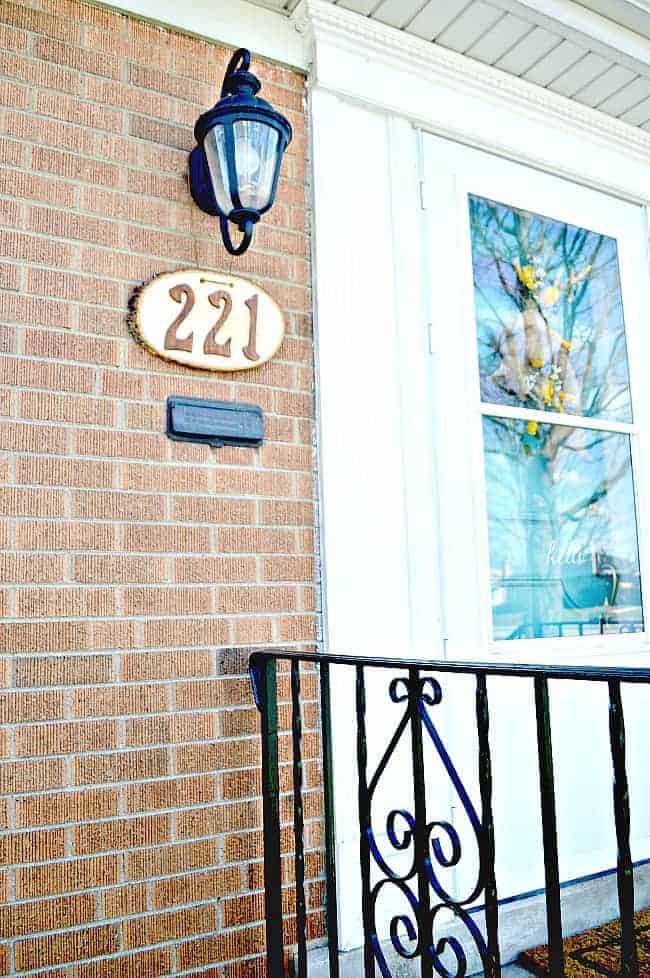  DIY rustic house numbers using a wood round and stained wooden numbers. | www.chatfieldcourt.com