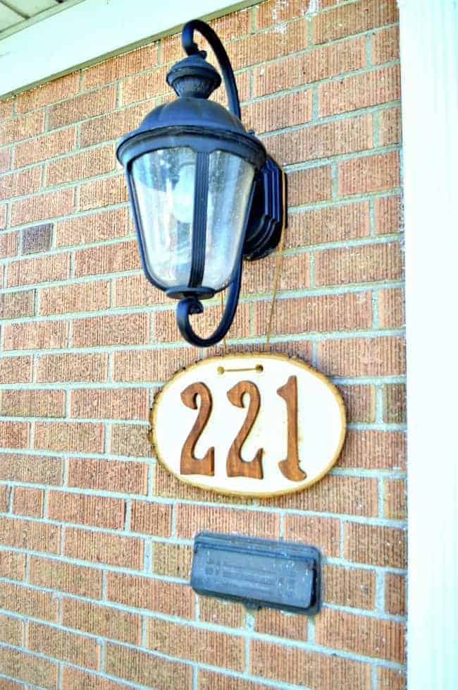  DIY rustic house numbers using a wood round, stained wooden numbers and a faux leather string. | www.chatfieldcourt.com