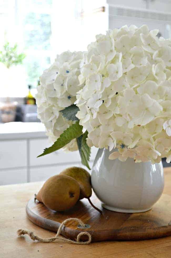 Natural fall touches with pretty hydrangeas in the kitchen for a Seasonal Harvest Tour. 