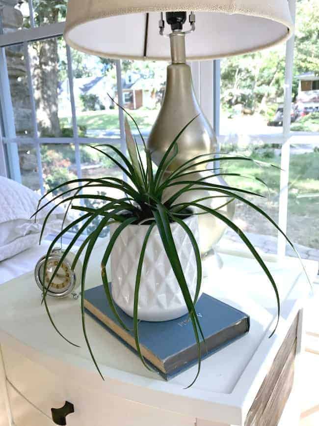 Wow! Love this easy DIY lamp makeover using spray paint to give it a whole new look.