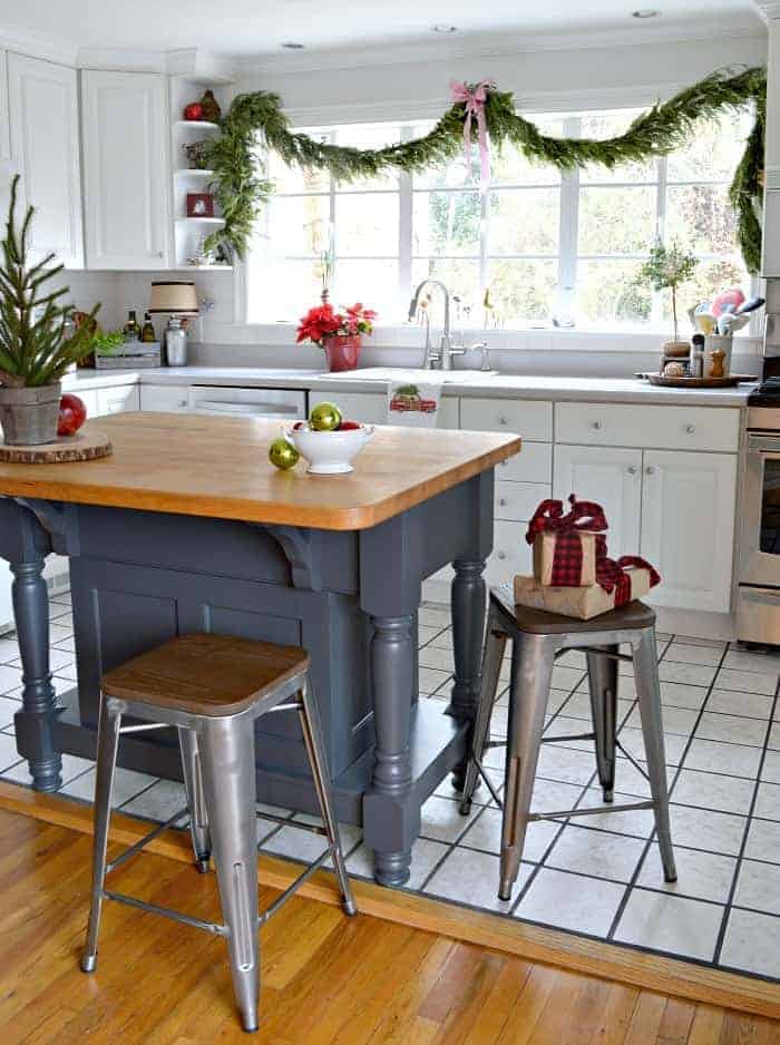 Christmas around the cottage. Our cozy cottage kitchen is all decorated for the holidays and I'm sharing it one more time before the big day. www.chatfieldcourt.com