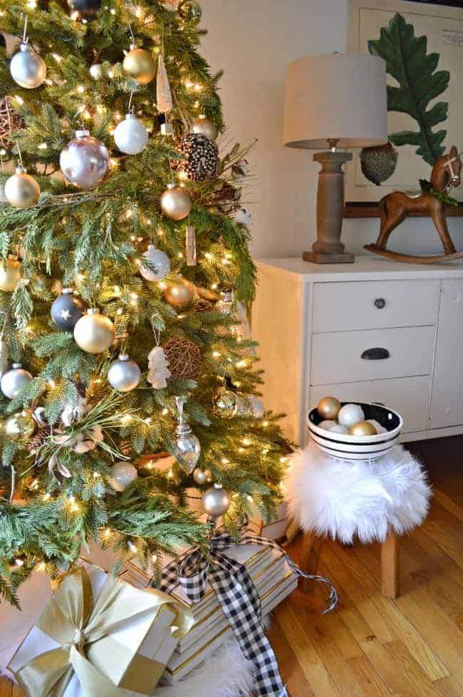 A holiday home tour with 4 blogging friends where I'm sharing our pretty Christmas dining room, decorated with simple natural elements and rustic glam touches.