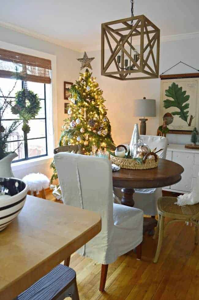 A one day holiday home tour with 4 blogging friends where I'm sharing our Christmas cottage dining room, decorated with natural elements and rustic glam touches.