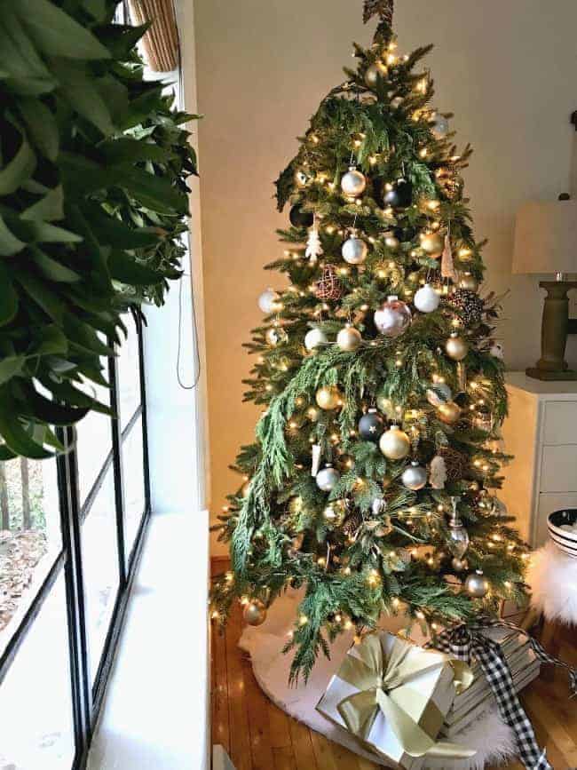 A holiday home tour with 4 blogging friends where I'm sharing our Christmas dining room tree, decorated with natural elements and rustic glam touches.