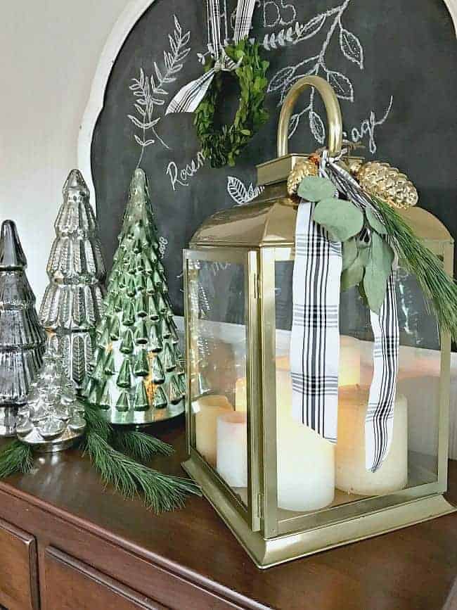 A holiday home tour with 4 blogging friends where I'm sharing our Christmas cottage dining room, decorated with natural elements and rustic glam touches.