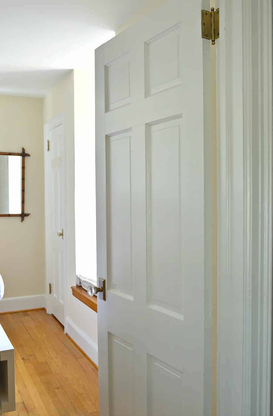 Get Old Fashioned Bedroom Door
 Background