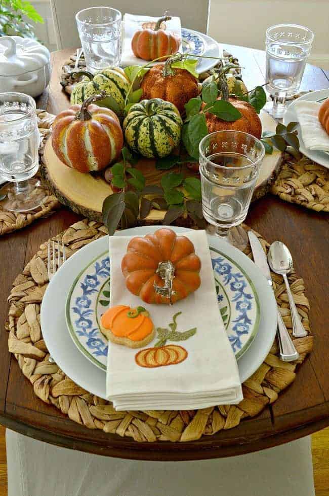fall table setting wtih pumpkins
