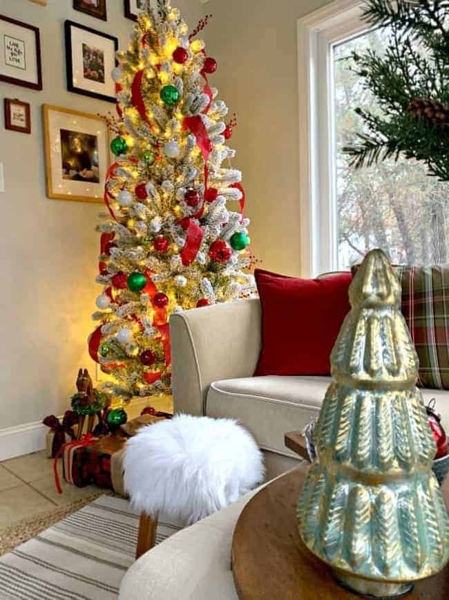 A Traditional Cottage Christmas Sunroom In Red And Green