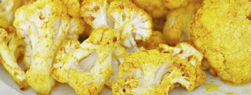 A plate cauliflower with lemon slices