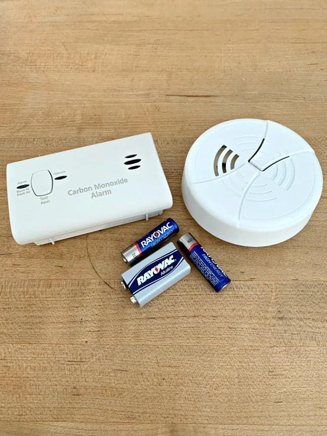 carbon monoxide and smoke detectors with batteries