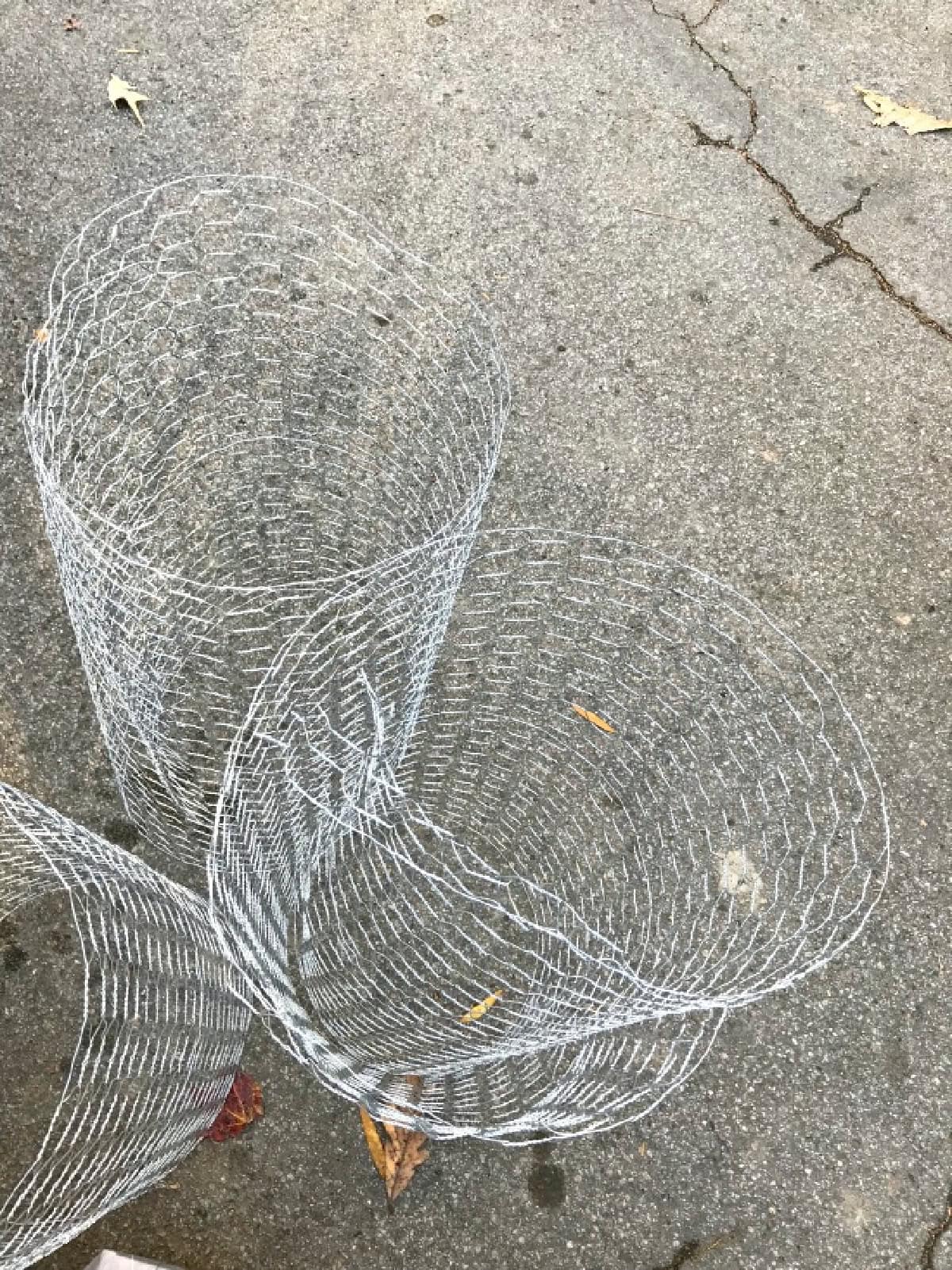 How to Make Lighted Christmas Balls (And How to Hang Them) pic chicken wire used to make DIY Lighted Chicken Wire Christmas Balls