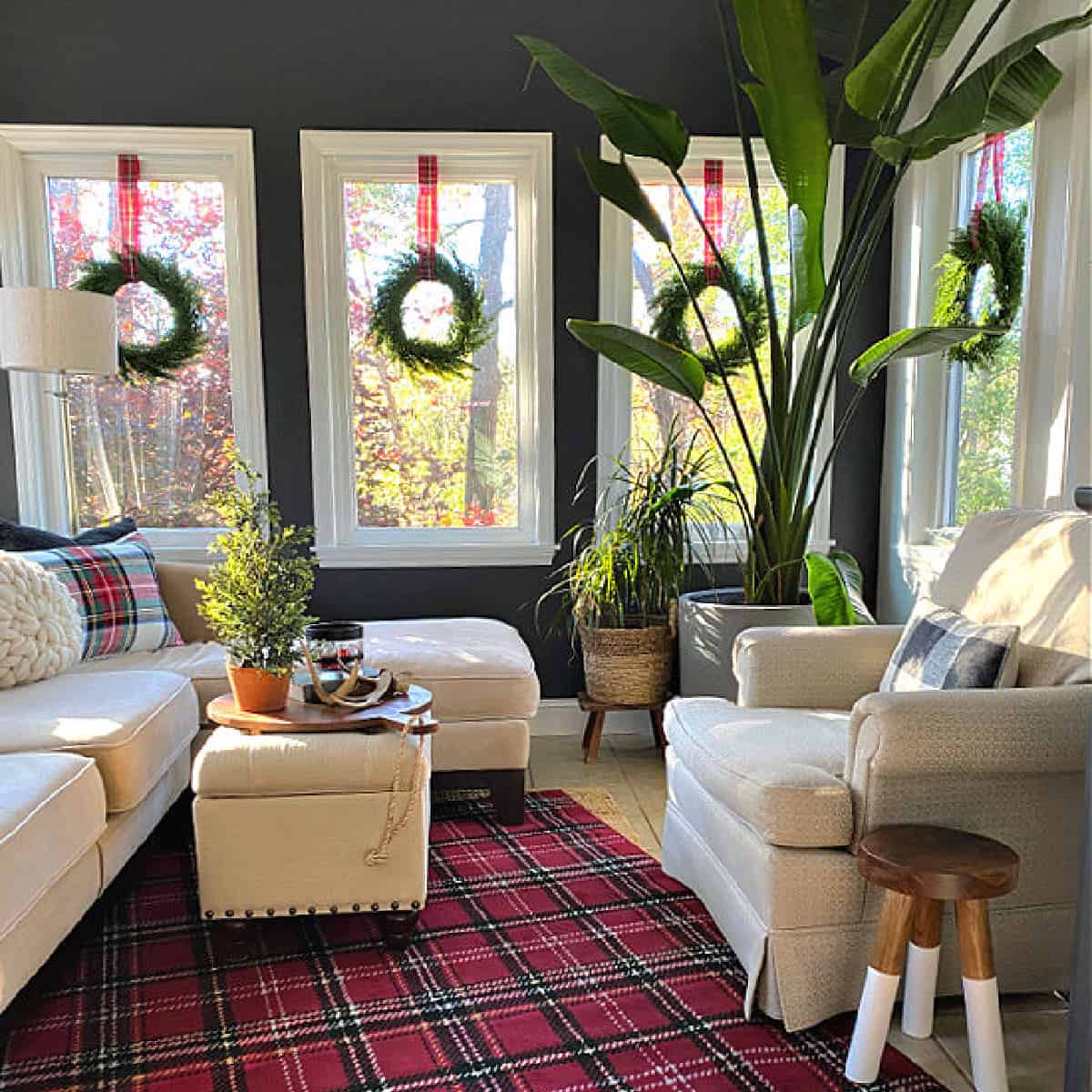 Christmas Decor Ideas: Red in the Sunroom
