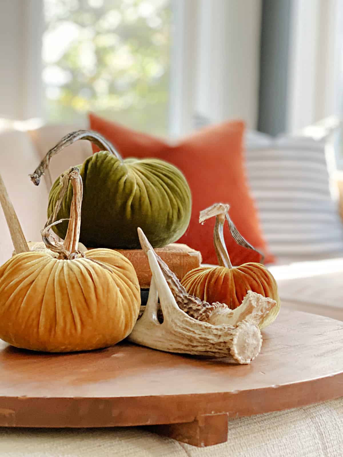 fall vignette with pumpkins