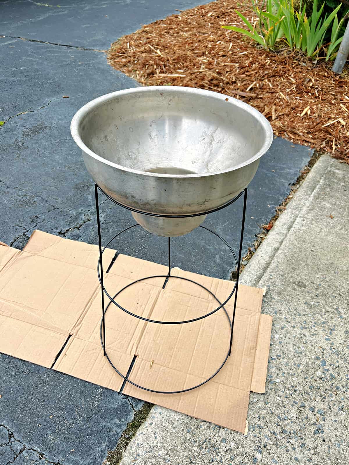 Easy DIY Plant Stand pix steel bowl resting in tomato cage