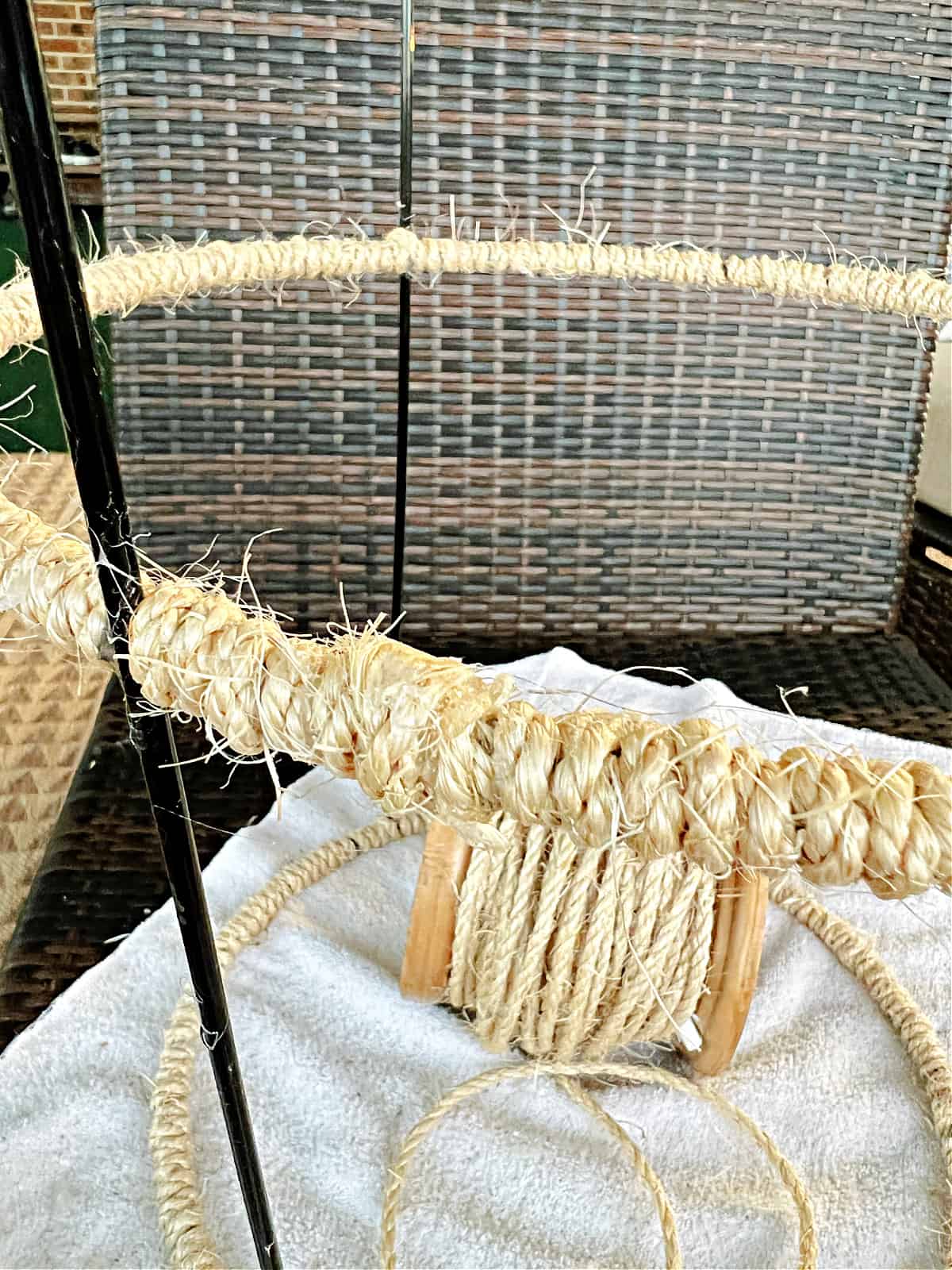 Easy DIY Plant Stand img closeup of twine on tomato cage