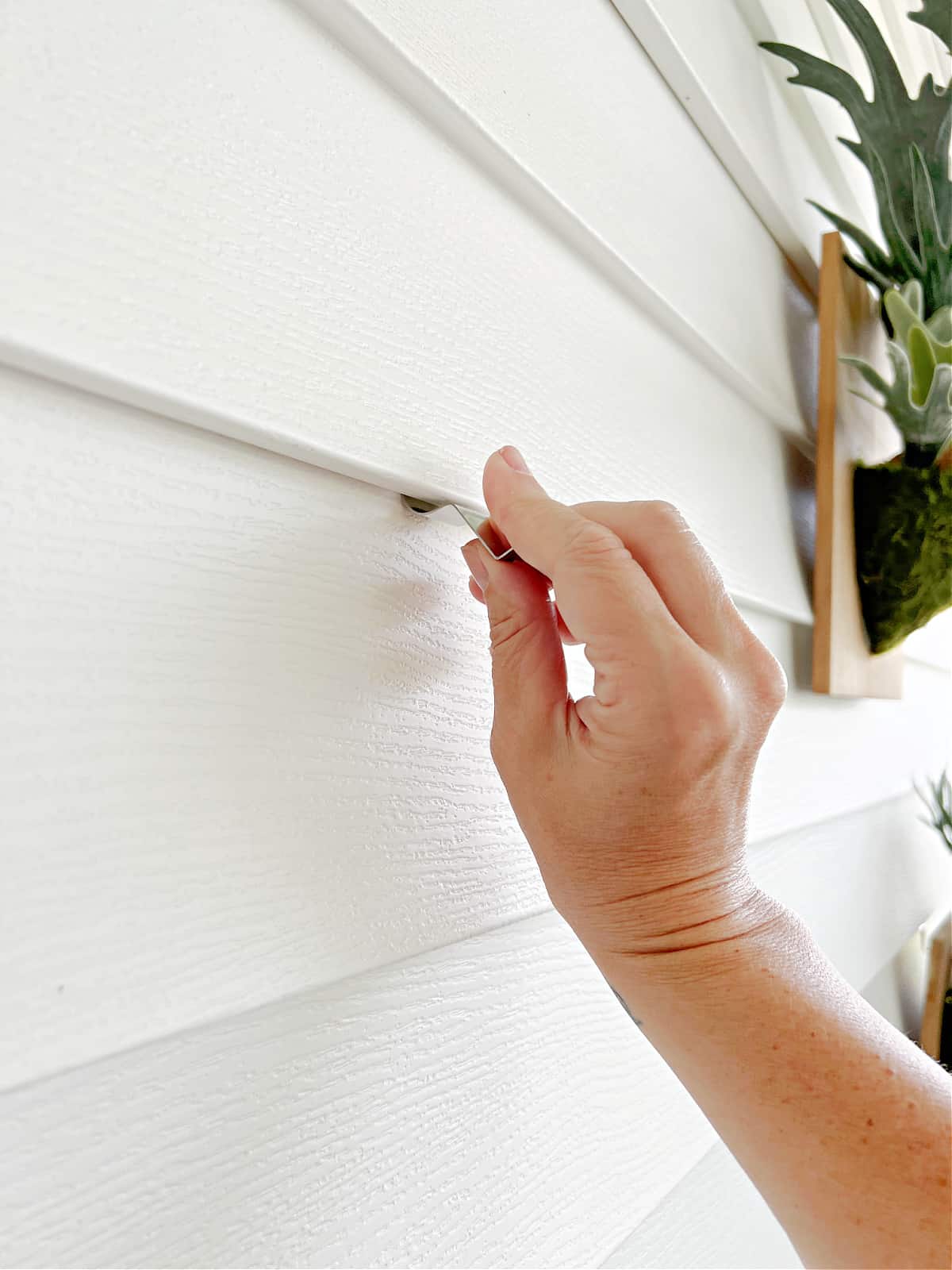 inserting picture hook in vinyl siding seam