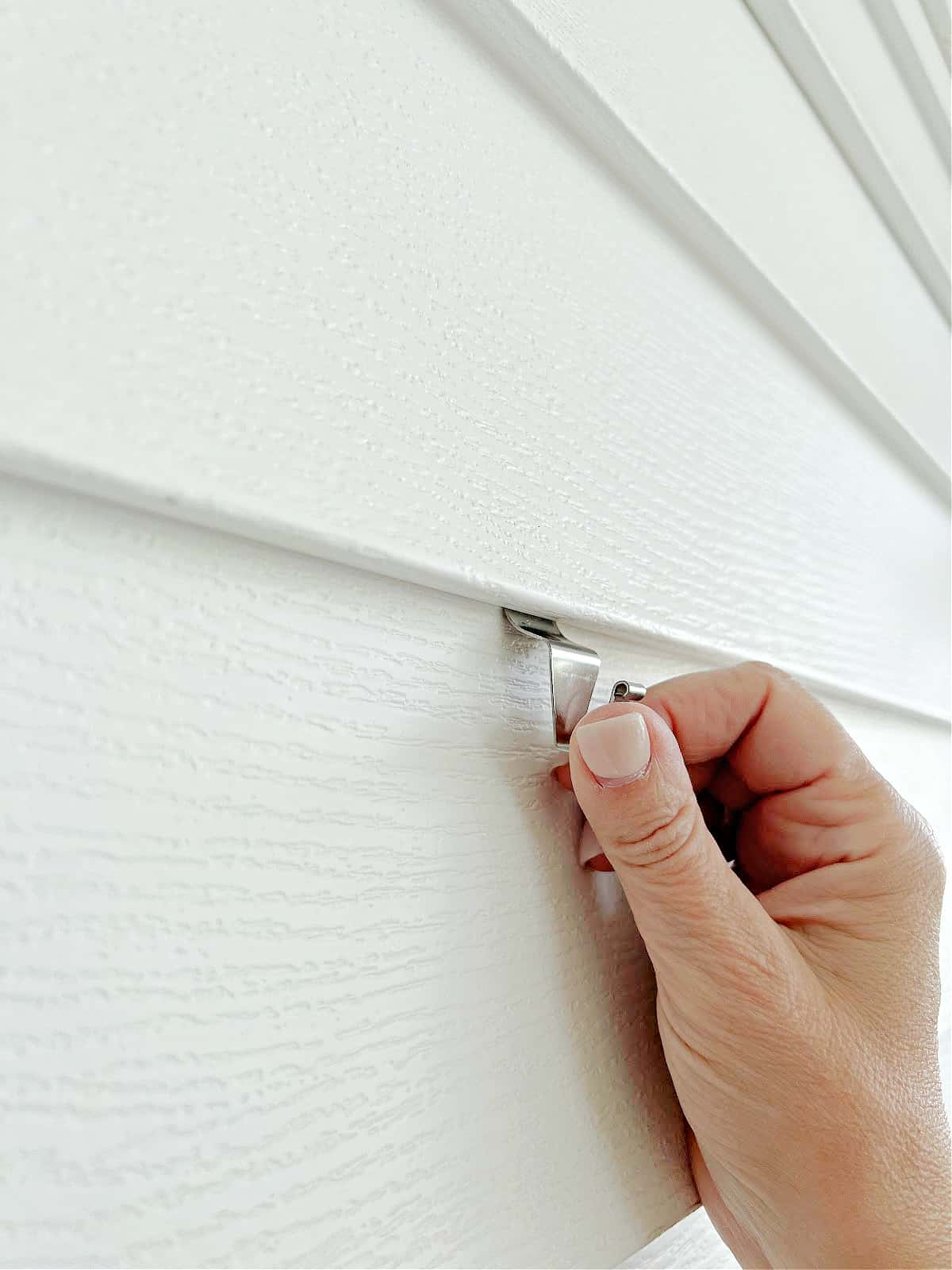 inserting picture hook in vinyl siding seam