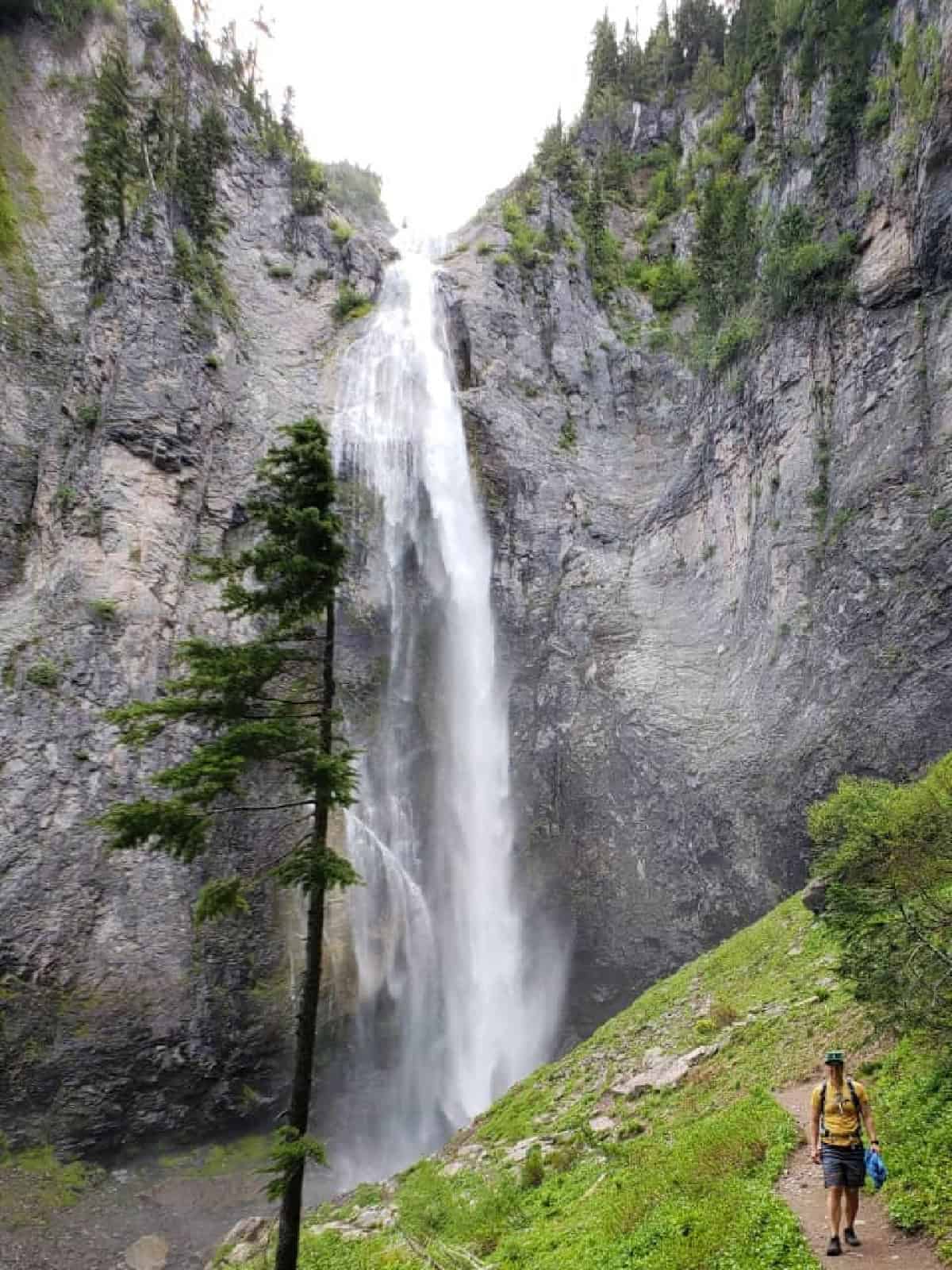 comet falls in mount rainier national park