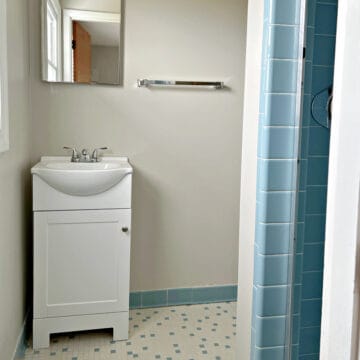small vintage master bath with blue tile