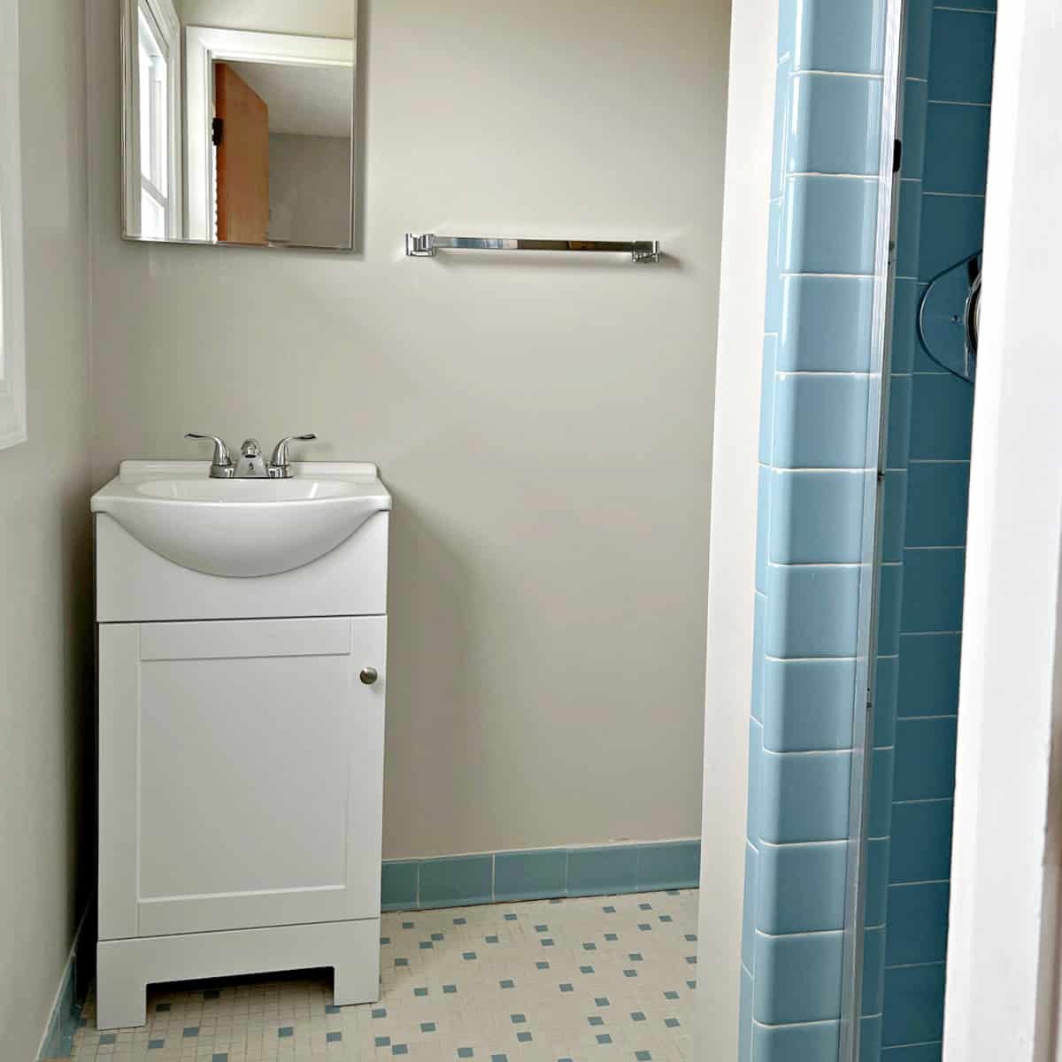 small vintage master bath with blue tile