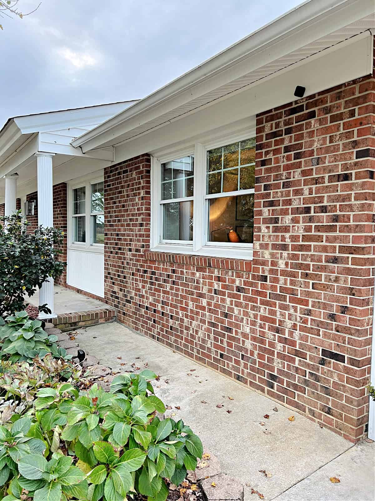 brick ranch house windows with mullions