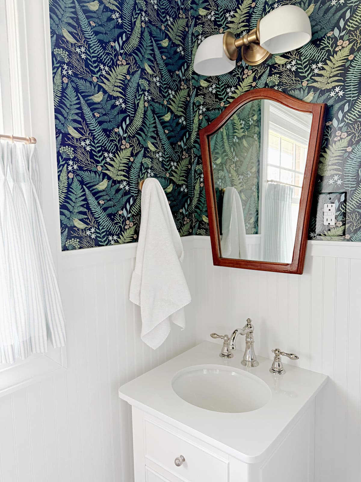 small bathroom with vanity and vintage mirror